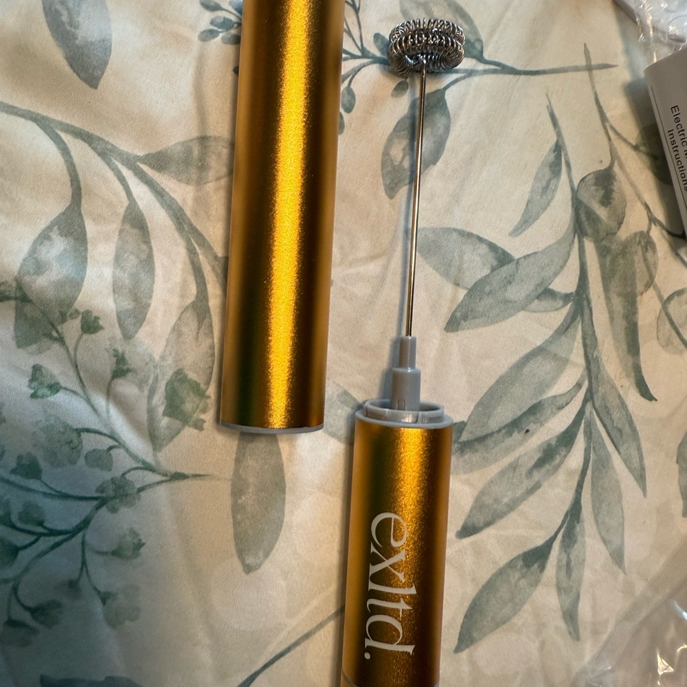 Luxurious Gold Accent Tube with Sleek Design